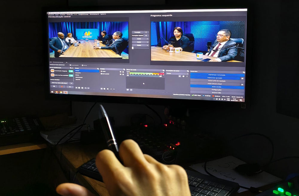 Estúdio de podcast em Brasília com acústica tratada e microfones profissionais
